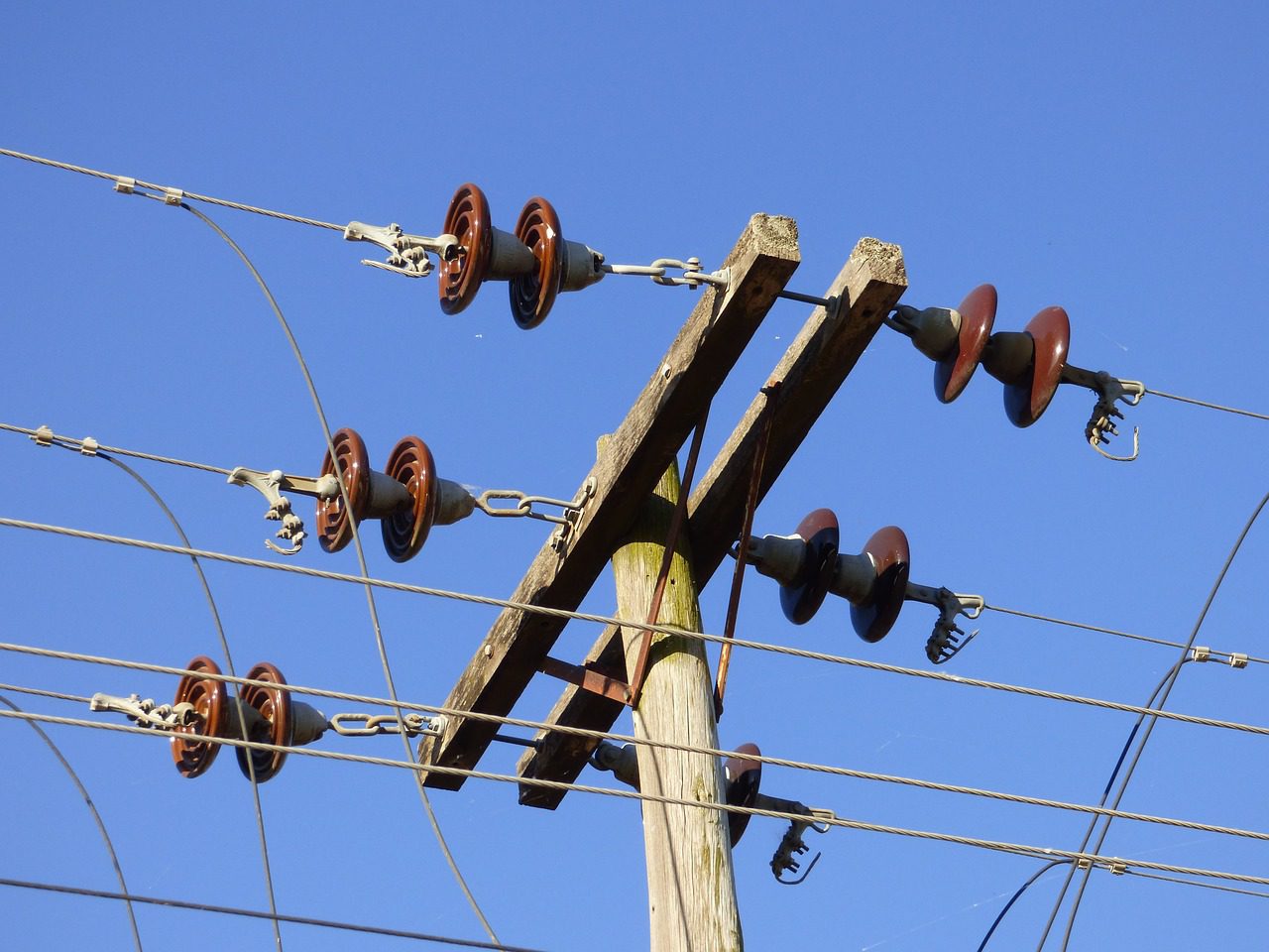 power-lines-electric-engineer-expert